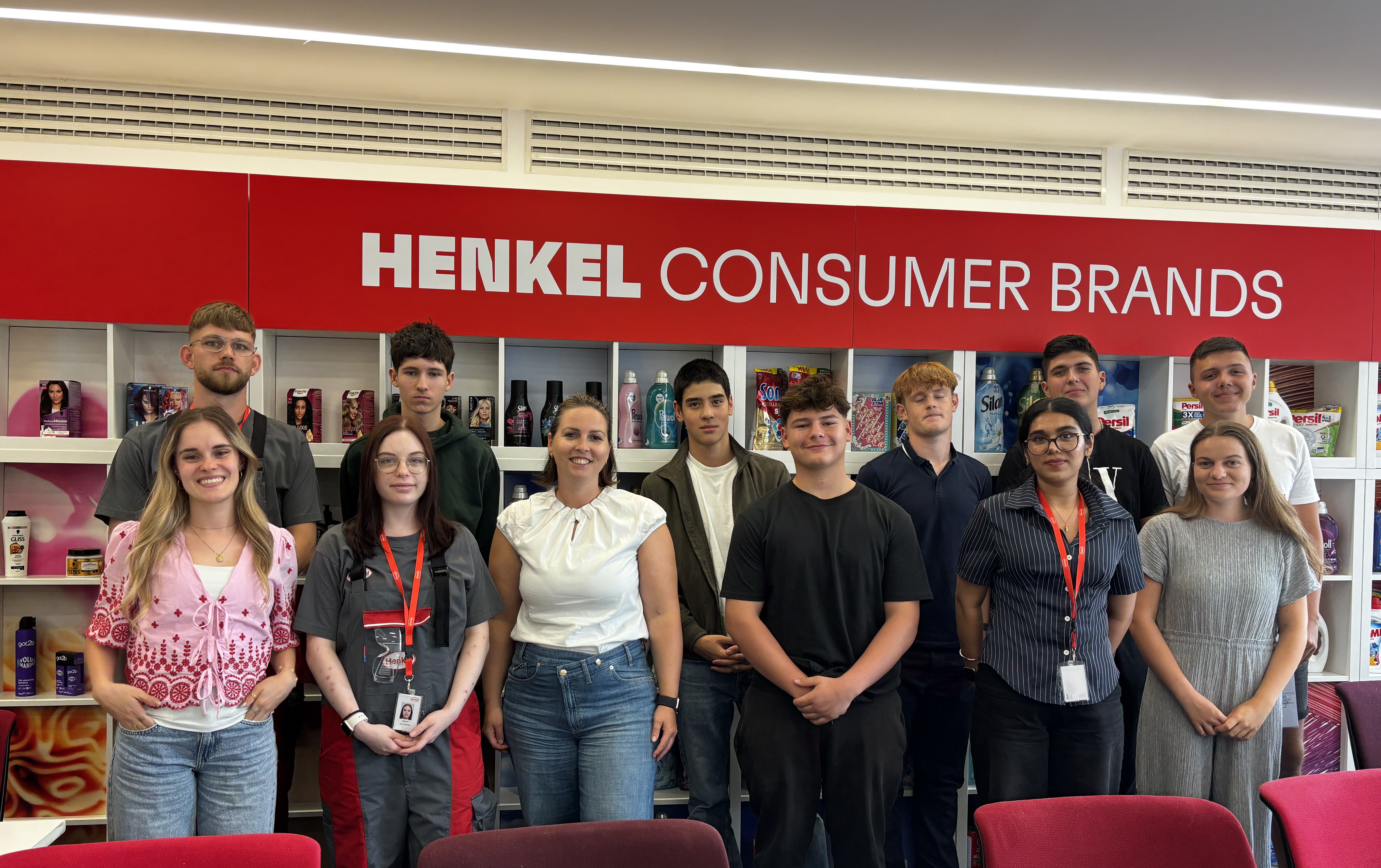  Tina Thallinger, Personalleiterin Henkel Österreich (1. Reihe, 3.v.li.), mit den neuen Lehrlingen.
