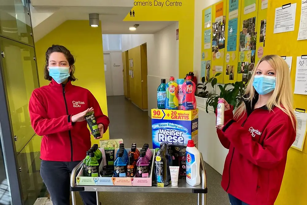 Henkel unterstützt Caritas mit Waschmittel-, Reinigungs- und Körperpflegeprodukten im Wert von 50.000 Euro. Sie kommen direkt Menschen in Not zugute, wie beispielsweise im Tageszentrum am Wiener Hauptbahnhof.