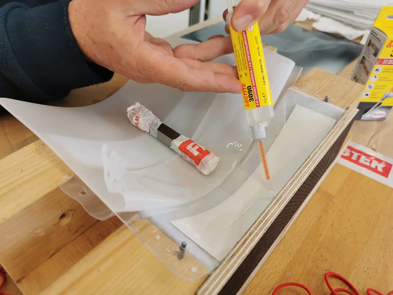 Henkel versorgt die TU Wien mit dem Zwei-Komponenten-Sofortklebstoff Loctite 3090. Dieser wird in der Produktion von Gesichtsschutzvisieren verwendet.