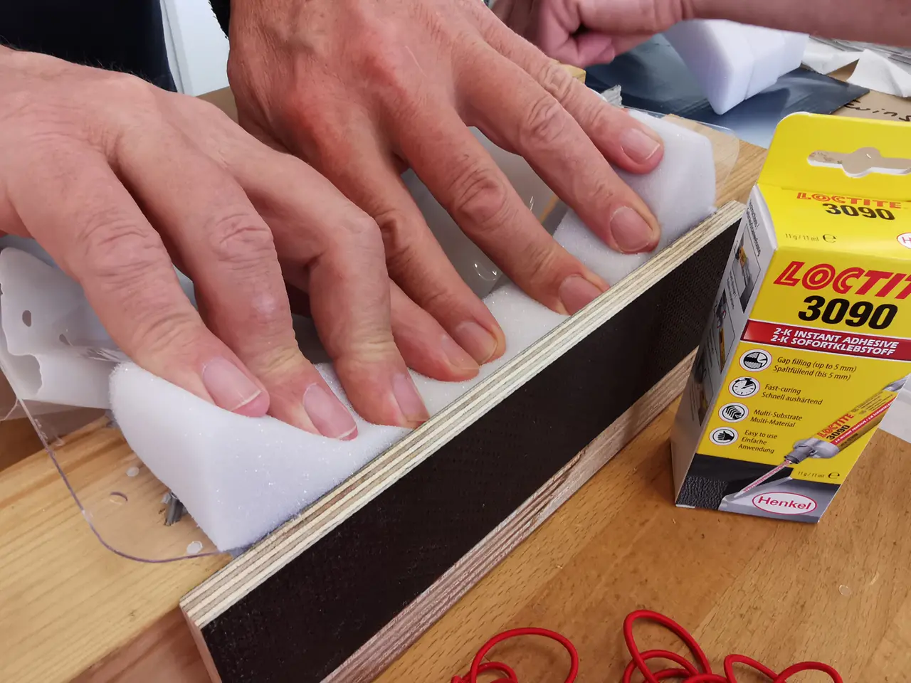 Der Henkel-Klebstoff wird dazu eingesetzt, das transparente Frontschild des Visiers mit einem Schaumstoff zu verkleben.
