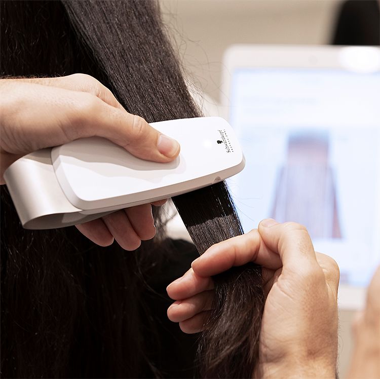 SalonLab Smart Analyzer analyzes the hair structure.