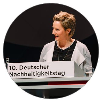 Credit: Christian Köster, DNP 17 Janine Steeger spricht auf dem Deutschen Nachhaltigkeitstag. Credit: Christian Köster, DNP 17