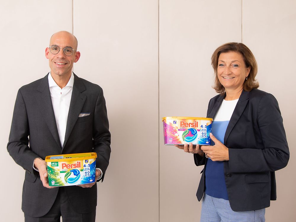 Freuen sich über den Green Packaging Award 2020 für die Persil 4in1 Discs-Verpackung: Axel Kühner, CEO der Greiner AG, und Birgit Rechberger-Krammer, Präsidentin Henkel in Österreich