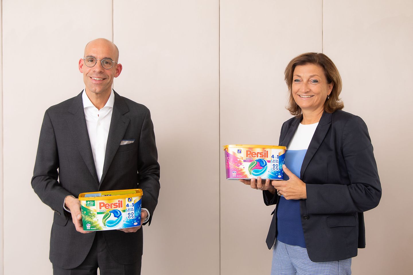 Freuen sich über den Green Packaging Award 2020 für die Persil 4in1 Discs-Verpackung: Axel Kühner, CEO der Greiner AG, und Birgit Rechberger-Krammer, Präsidentin Henkel in Österreich