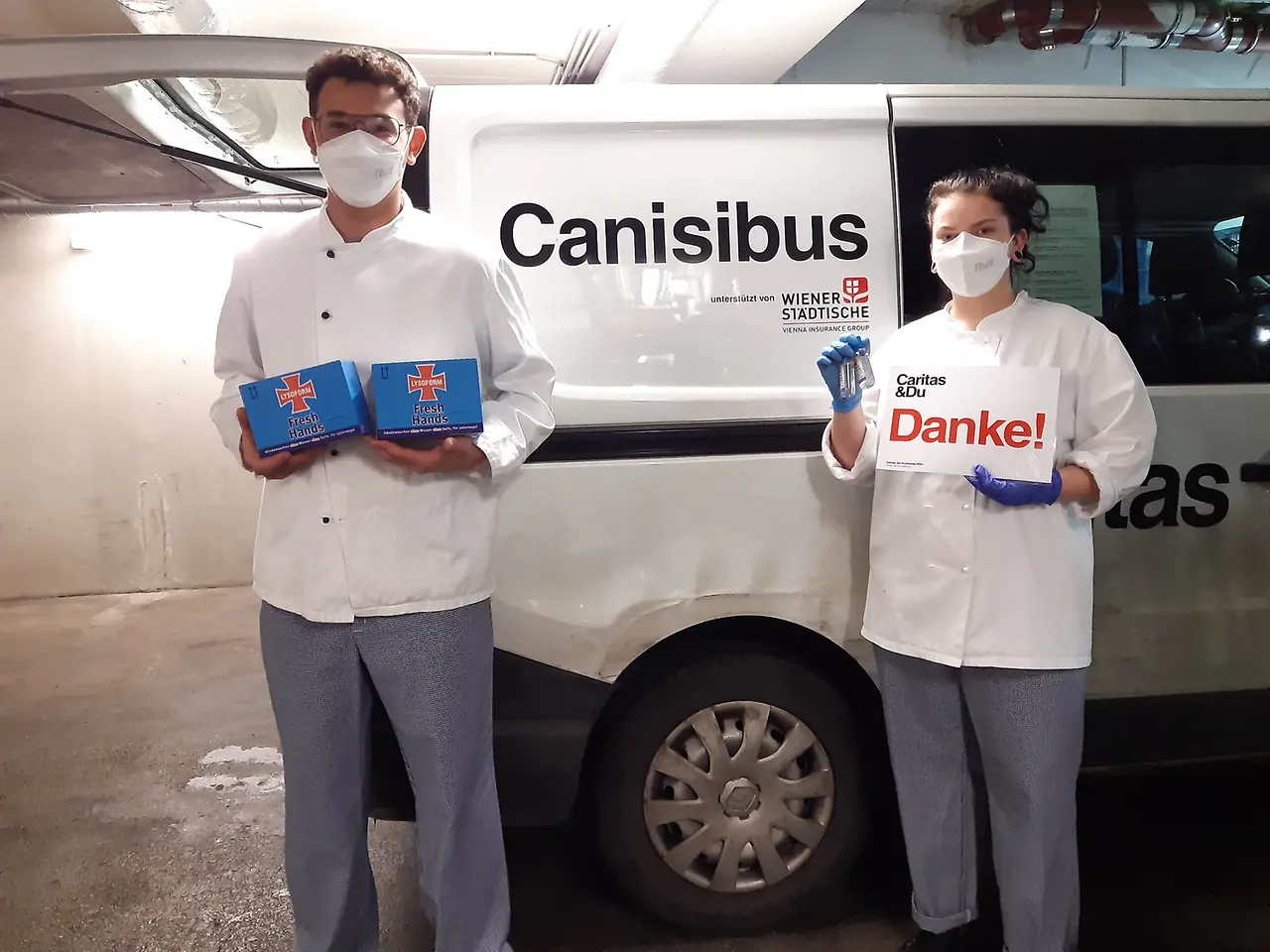 Das Freiwilligen-Team des Canisibus ist täglich in Wien unterwegs und verteilt Suppe und Brot – und aktuell ein Lysoform Fresh Hands Handhygiene-Gel – an notleidende Menschen.