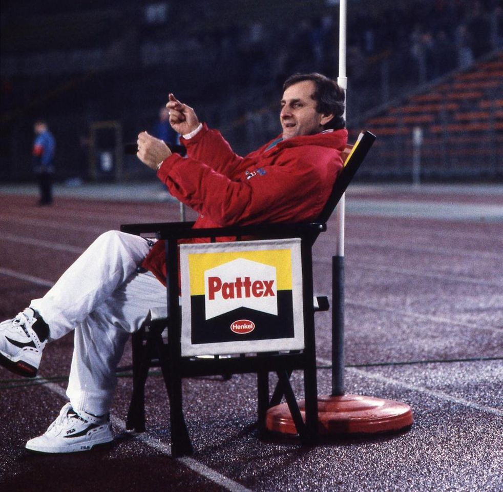 Der Pattex-Trainerstuhl war bereits in den 1990er Jahren ein Markenzeichen von Fortuna Düsseldorf unter ihrem damaligen Trainer Aleksandar Ristic.