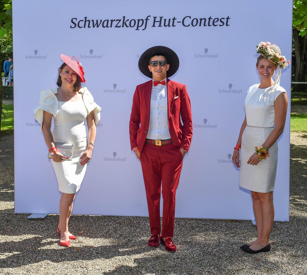 Schwarzkopf Hut-Contest Gewinner:innen Ekaterina Grinshpan, Thiago Dos Santos Pinto und Vivien Jenniges (von links)