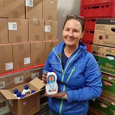 VinziMarkt Graz Frau Vilim bei der Spendenuebergabe