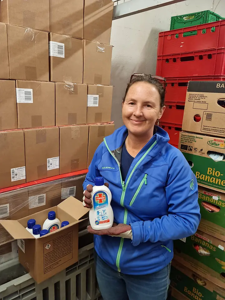 VinziMarkt Graz Frau Vilim bei der Spendenuebergabe