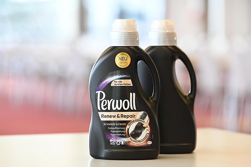 The black Perwoll bottle will also become completely recyclable.