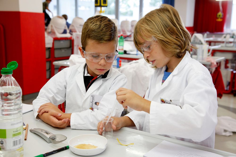 In der Henkel-Forscherwelt nähern sich Kinder spielerisch an naturwissenschaftliche Themen an.