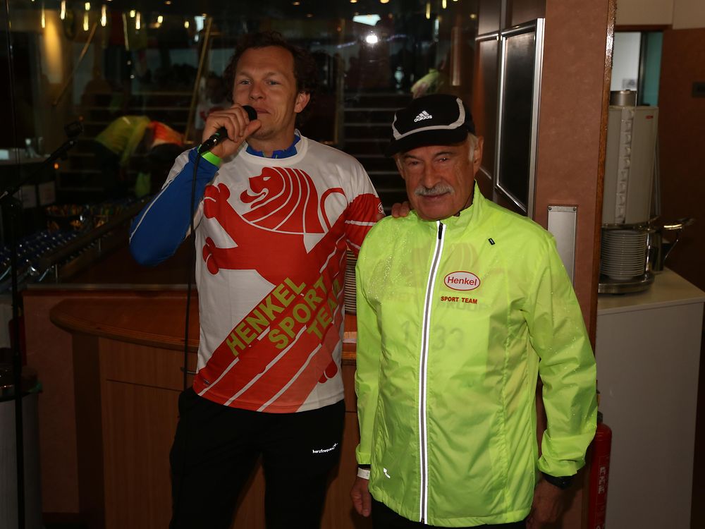 Nach dem Lauf ließ sich der 80-jährige Henkel-Pensionär Karl Hammel (rechts) gebührend feiern.