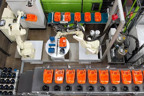 
Der 6-Achsroboter legt das Staubsauger- und Motortopfgehäuse für den Dosierauftrag in einem Schritt auf den Rundtakttisch-Teileaufnahmen ab.