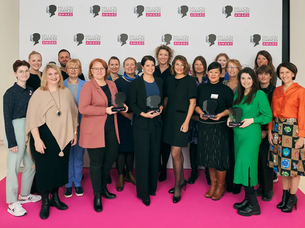 
Die Gewinner:innen und die Jury des sechsten Million Chances Award
