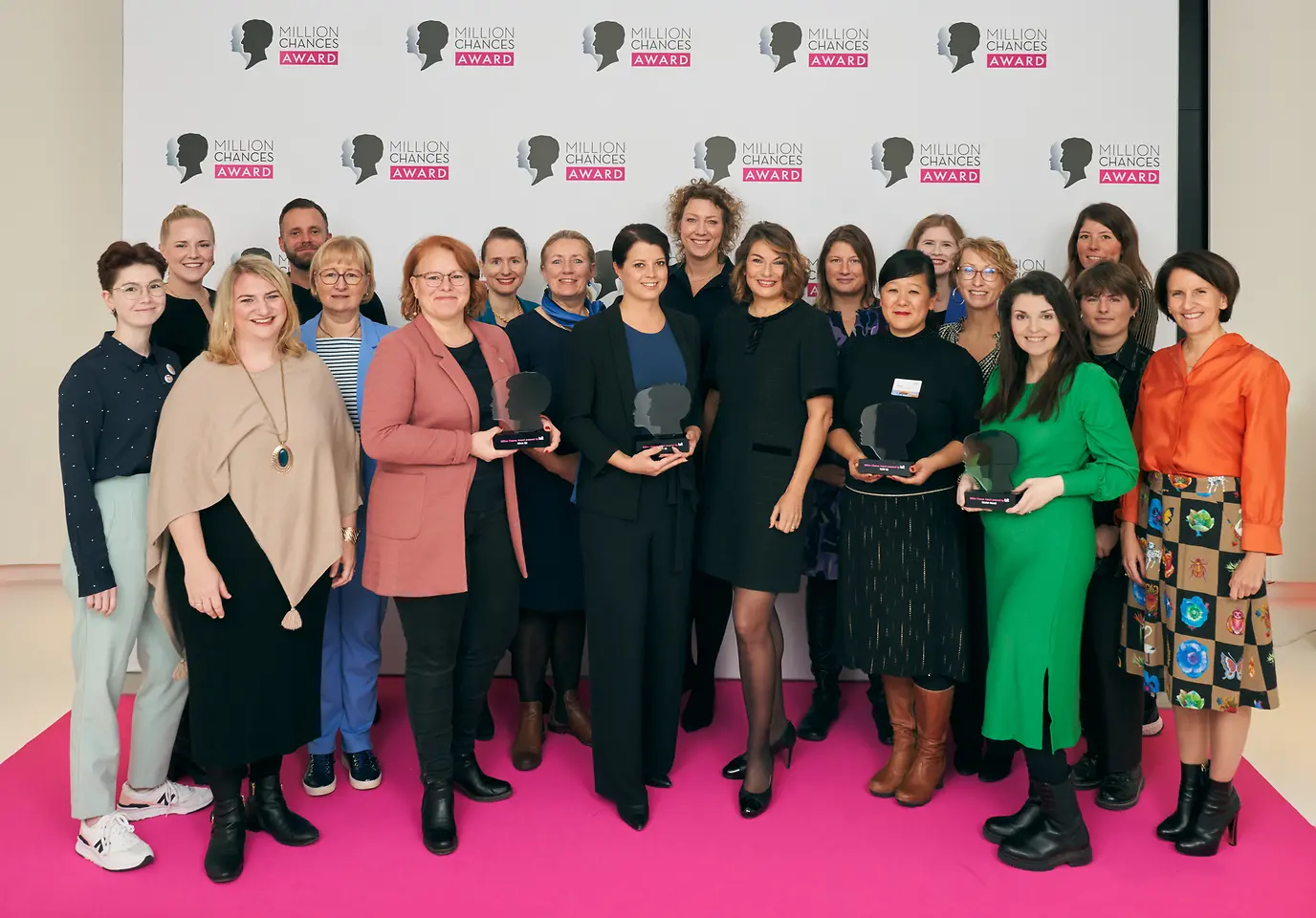 
Die Gewinner:innen und die Jury des sechsten Million Chances Award