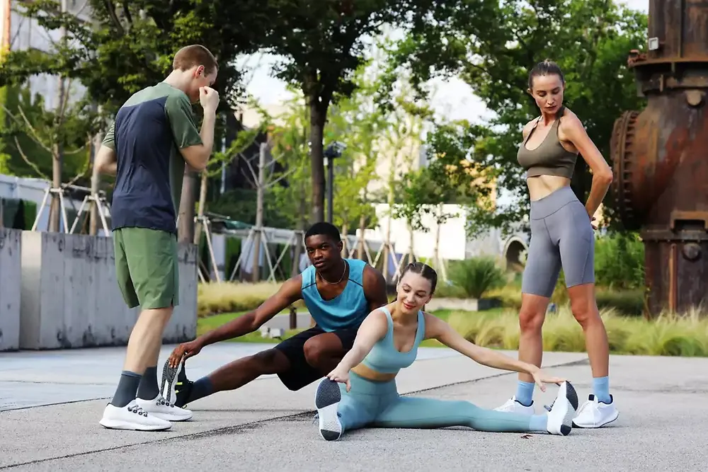 Eine Gruppe von Menschen vergnügt sich bei sportlichen Aktivitäten im Freien in einem Stadtpark.