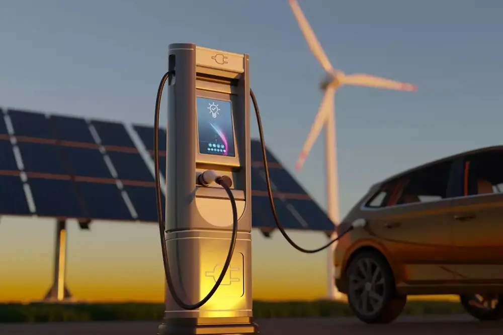Elektroauto lädt neben Solaranlagen und Windrädern.