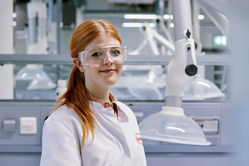 A woman in al lab