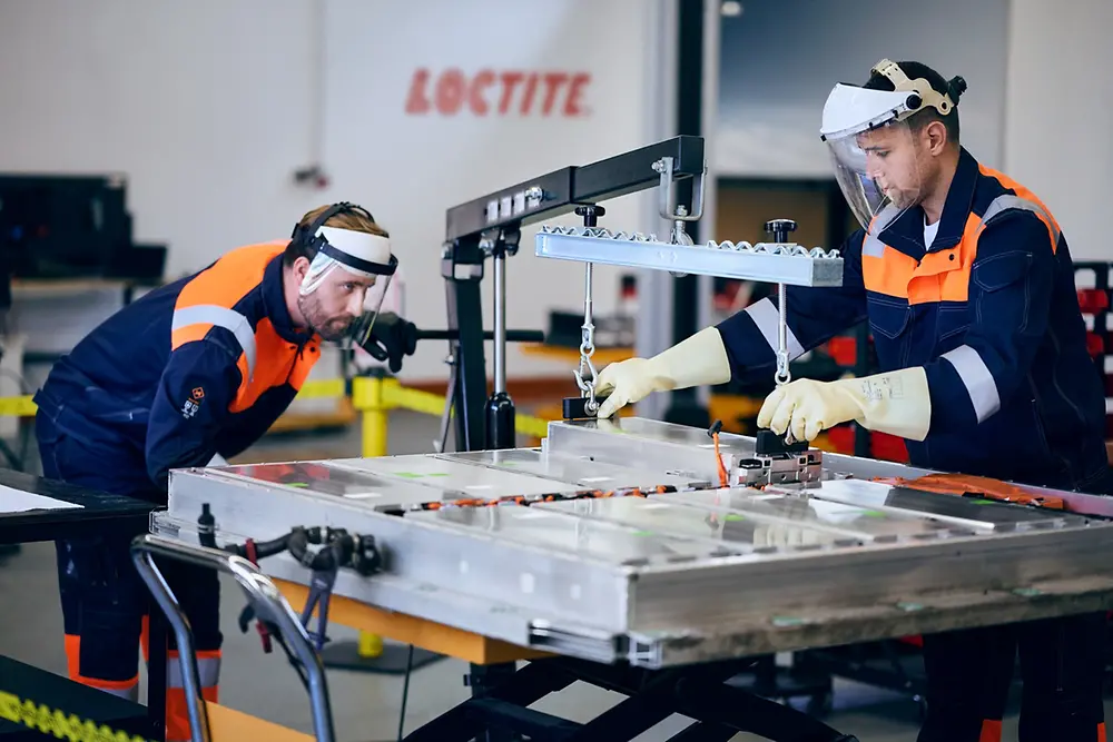 
Das neue Portfolio von Henkel bietet gezielte Lösungen sowie Know-how für die besonderen Herausforderungen bei der Reparatur von Elektrofahrzeugen. 