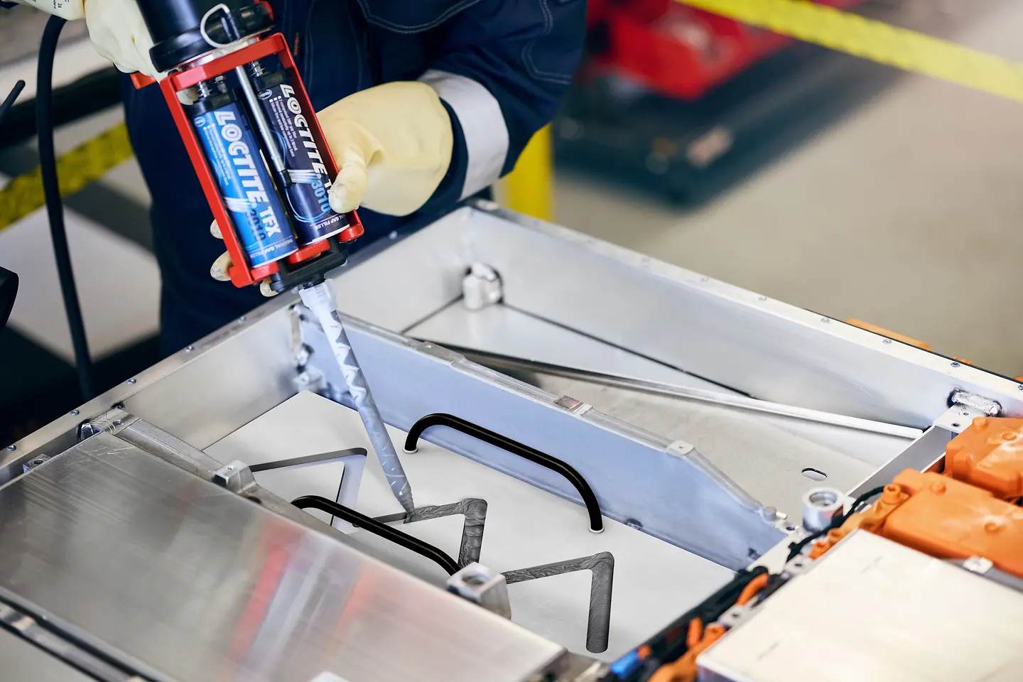 
Die robusten und einfach anzuwendenden Dichtungen und Wärme­managementl­ösungen von Henkel unterstützen Werkstätten dabei, präzise und langanhaltende Batterie­reparaturen durchzuführen.