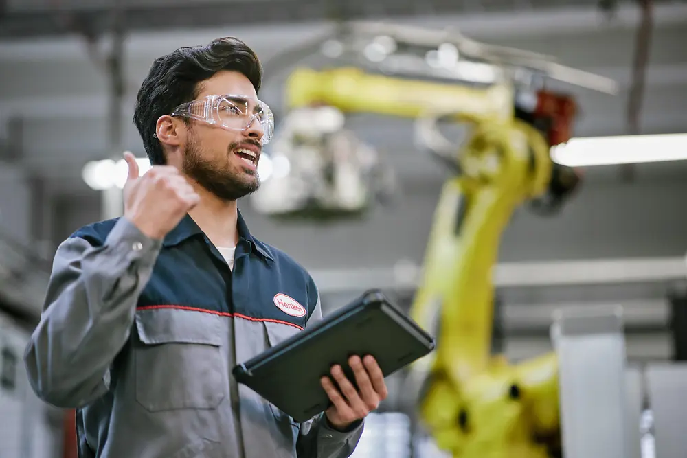 Techniker überwacht automatisierte Maschinen und stellt die Qualität sicher.