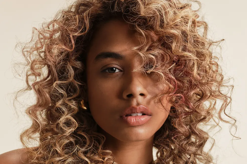 DAS STRAHLENDSTE UND GESÜNDESTE BLOND mit den neuen und innovativen BLONDME-Produkten von Schwarzkopf Professional