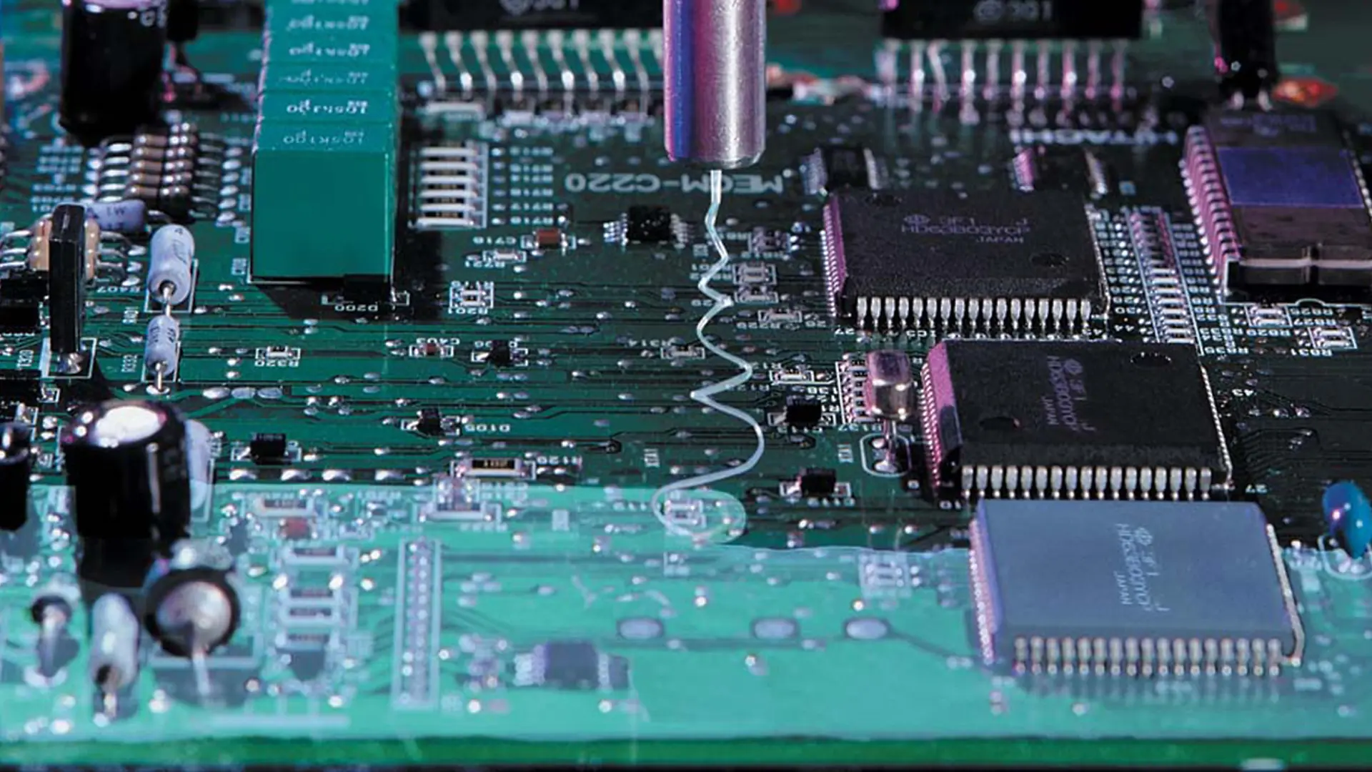 
Conformal Coatings werden auf Leiterplatten und Bauteilen aufgebracht, um sie vor Feuchtigkeit, Staub, Chemikalien und anderen Umwelteinflüssen zu schützen. 