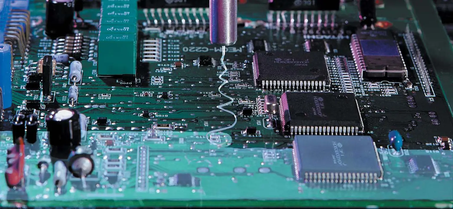 
Conformal Coatings werden auf Leiterplatten und Bauteilen aufgebracht, um sie vor Feuchtigkeit, Staub, Chemikalien und anderen Umwelteinflüssen zu schützen. 