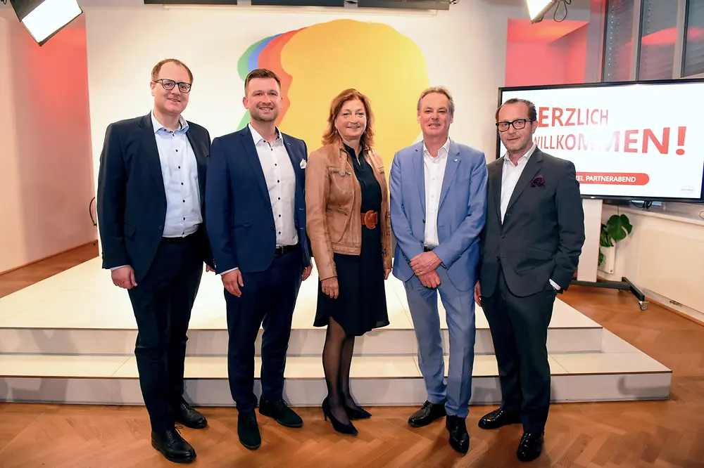 
Auf der Bühne (v.li.): Stefan Haider (HLM Wiener Neustadt), Lukas Mirtl (dm drogerie markt), Birgit Rechberger-Krammer (Henkel), Michael Opriesnig (Rotes Kreuz), Robert Nagele (BILLA AG).