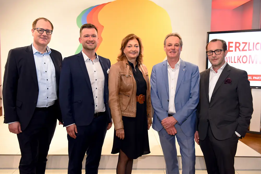 
Auf der Bühne (v.li.): Stefan Haider (HLM Wiener Neustadt), Lukas Mirtl (dm drogerie markt), Birgit Rechberger-Krammer (Henkel), Michael Opriesnig (Rotes Kreuz), Robert Nagele (BILLA AG).