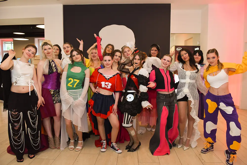
16 Schülerinnen der HLM Wiener Neustadt präsentierten ihre textilen Eigenkreationen in einer beeindruckenden Slow Fashion Show.