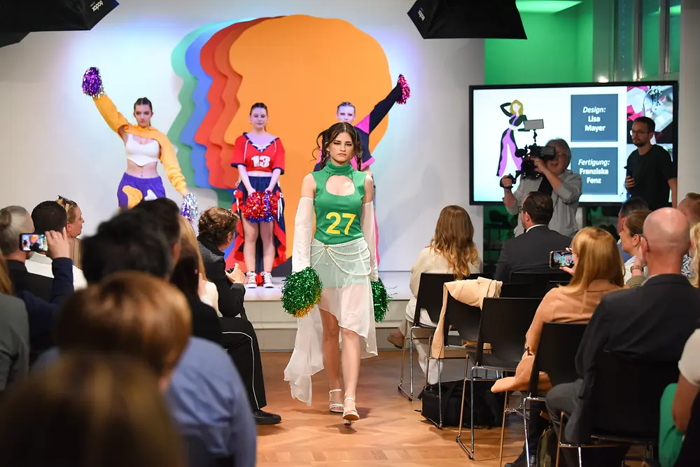 
Die Upcycling Modeschau der HLM Wiener Neustadt in der ASK Academy von Schwarzkopf Professional fand großen Anklang beim Publikum.