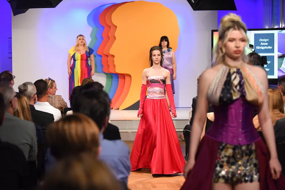 
Die Upcycling Modeschau der HLM Wiener Neustadt in der ASK Academy von Schwarzkopf Professional fand großen Anklang beim Publikum.