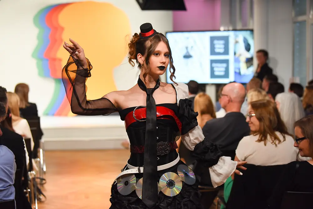 
Die Upcycling Modeschau der HLM Wiener Neustadt in der ASK Academy von Schwarzkopf Professional fand großen Anklang beim Publikum.