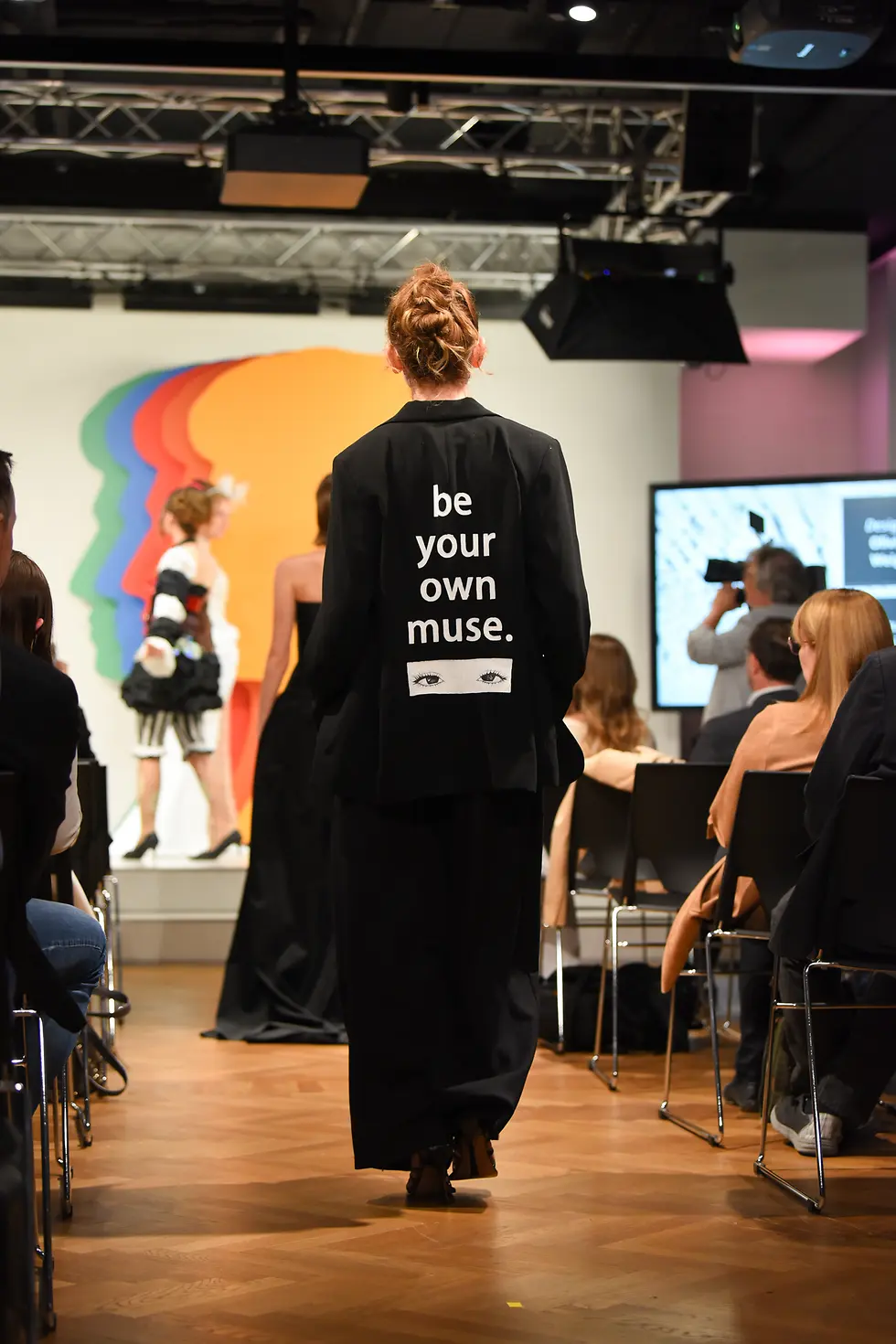 
Die Upcycling Modeschau der HLM Wiener Neustadt in der ASK Academy von Schwarzkopf Professional fand großen Anklang beim Publikum.