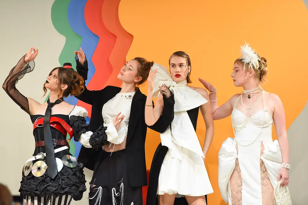 
Die Upcycling Modeschau der HLM Wiener Neustadt in der ASK Academy von Schwarzkopf Professional fand großen Anklang beim Publikum.
