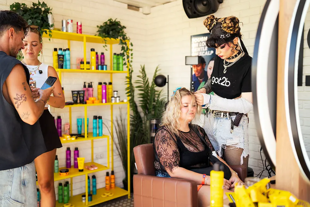 
An zwei exklusiven Styling Spots sorgten die Wiener Dragqueen Canaya sowie Nati Lika, vielen besser bekannt als @souldfeeda, für individuelle Festival-Styles. 