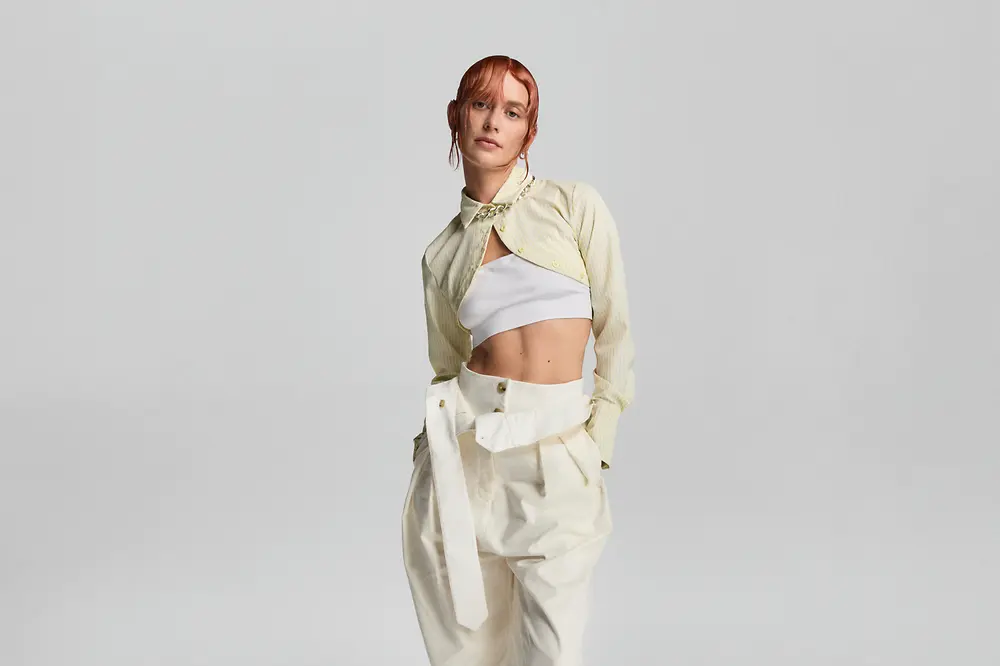 Alli Neumann trägt Polychrome Peach
