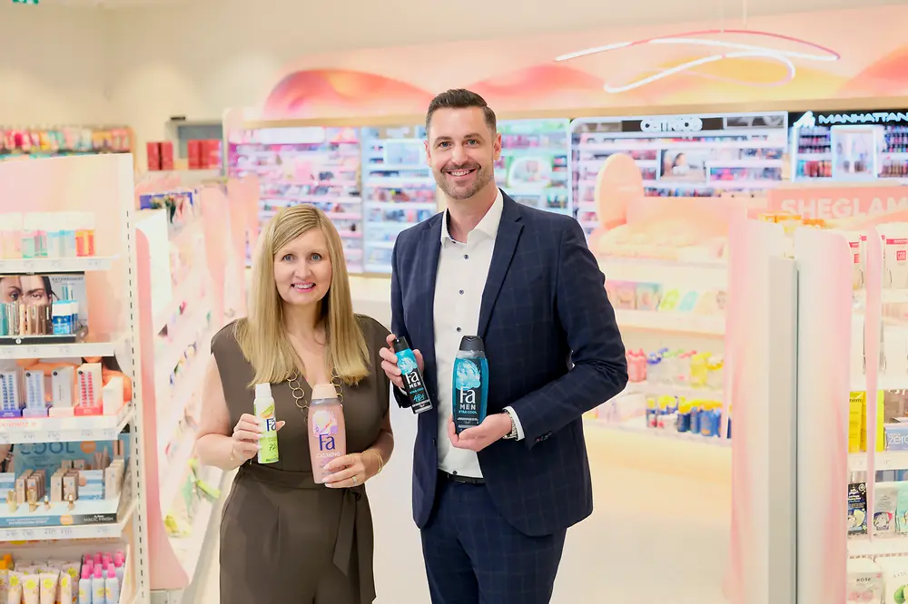 
dm und Henkel engagieren sich für Geschwister von kranken Kindern: Christian Freischlager, Mitglied der Geschäftsleitung bei dm Österreich, und Jaroslava Haid-Jarkova, General Manager Henkel Consumer Brands Österreich