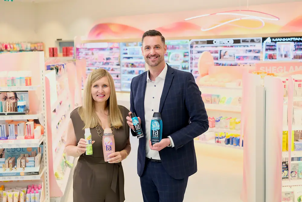 
dm und Henkel engagieren sich für Geschwister von kranken Kindern: Christian Freischlager, Mitglied der Geschäftsleitung bei dm Österreich, und Jaroslava Haid-Jarkova, General Manager Henkel Consumer Brands Österreich