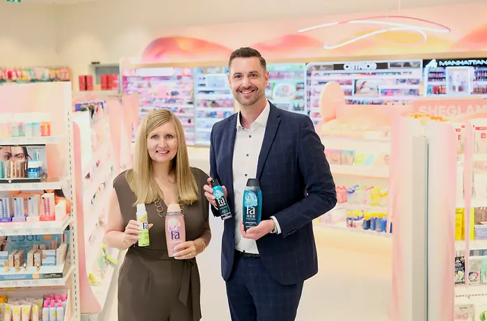 
dm und Henkel engagieren sich für Geschwister von kranken Kindern: Christian Freischlager, Mitglied der Geschäftsleitung bei dm Österreich, und Jaroslava Haid-Jarkova, General Manager Henkel Consumer Brands Österreich