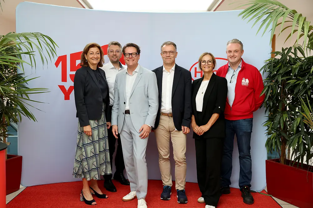 
Das Henkel-Team rund um Birgit Rechberger-Krammer (Präsidentin Henkel in Österreich, 1.v.li.) freute sich über den Betriebsbesuch von Wiens Klimastadtrat Jürgen Czernohorszky (3.v.li.) samt Vertreter:innen von MA22 und ÖkoBusiness.