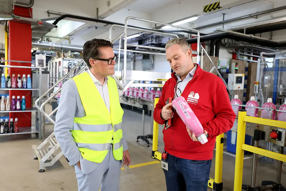 
Markus Piech, Werksleiter Henkel in Wien (re.), im Gespräch mit Wiens Klimastadtrat Jürgen Czernohorszky.