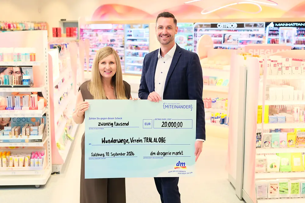 
Die gemeinsame Spendenaktion von dm und Henkel brachte 20.000 Euro für die Geschwistercamps Wunderwege des Vereins TRALALOBE. Im Bild: Jaroslava Haid-Jarkova (General Manager Henkel Consumer Brands Österreich) und Christian Freischlager (Mitglied der Geschäftsleitung bei dm Österreich)