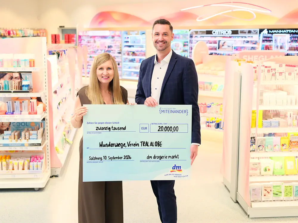 
Die gemeinsame Spendenaktion von dm und Henkel brachte 20.000 Euro für die Geschwistercamps Wunderwege des Vereins TRALALOBE. Im Bild: Jaroslava Haid-Jarkova (General Manager Henkel Consumer Brands Österreich) und Christian Freischlager (Mitglied der Geschäftsleitung bei dm Österreich)