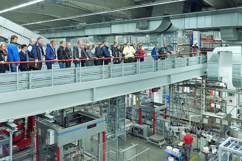 Produktionsleiter Felix Sobotka erläuterte den Besuchern die einzelnen Produktionsschritte der Flüssigwaschmittelanlage.
