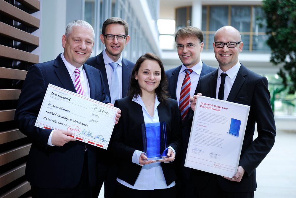 Der „Laundry & Home Care Research Award 2014“ wurde Dr. Anna Klemmer von Prof. Dr. Thomas Müller-Kirschbaum, Dr. Michael Dreja, Dr. Peter Schmiedel und Dr. Arndt Scheidgen (vlnr) überreicht