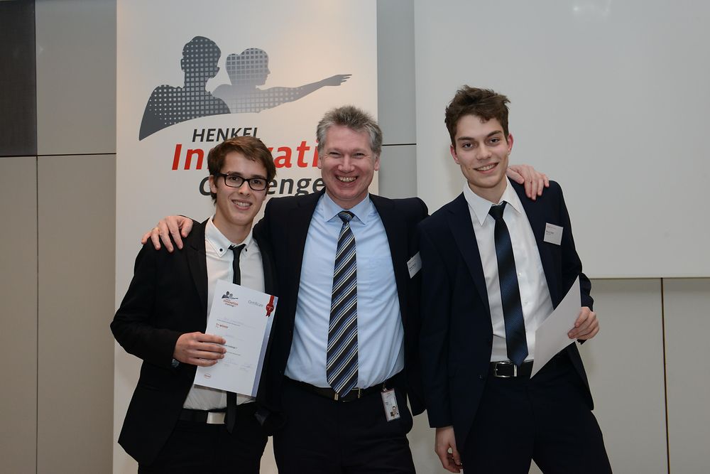 Die beiden Gewinner, David Winkelmann und Bruno Veltri mit ihrem Henkel-Mentor Paolo Bavaj