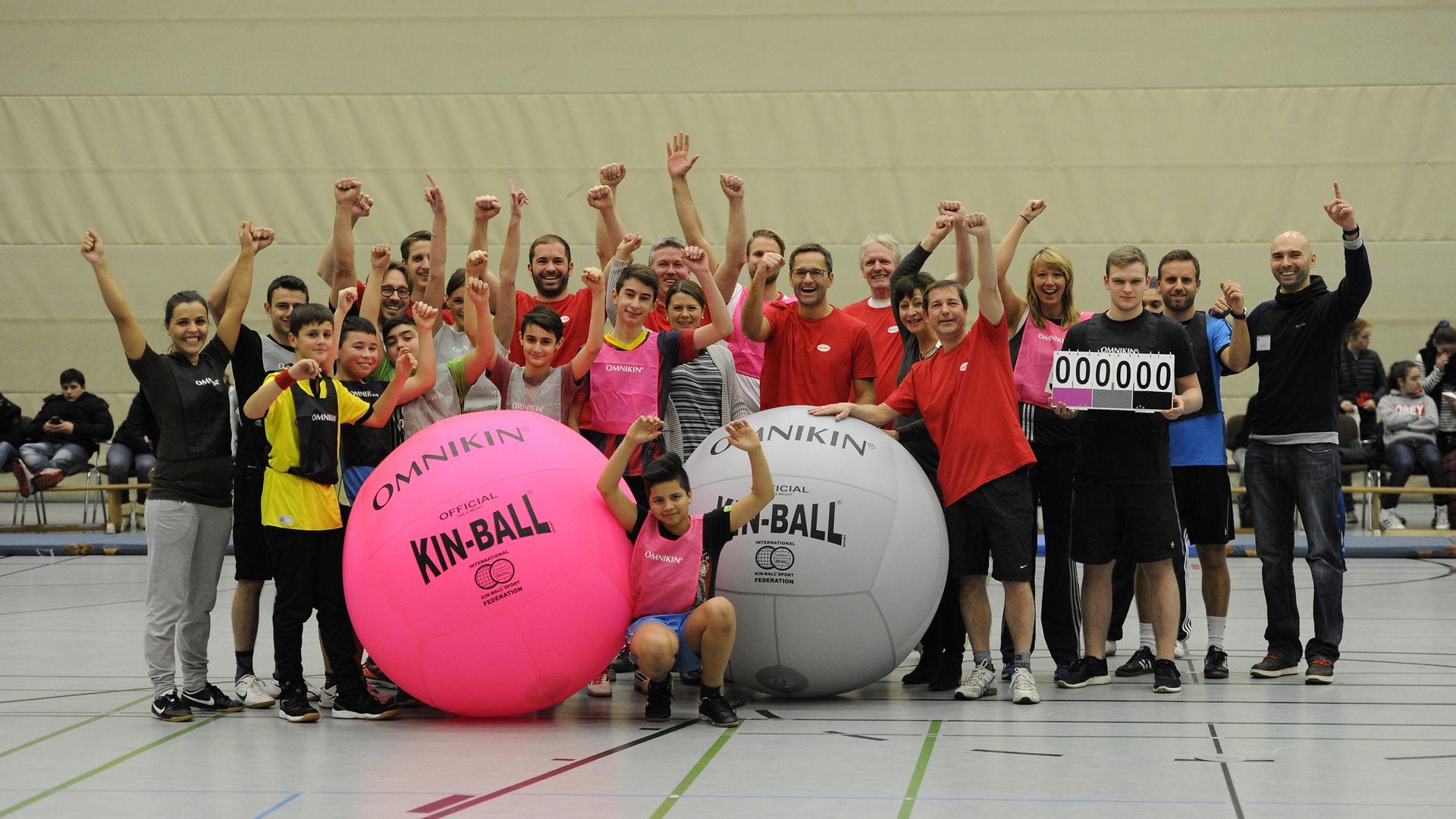 Die Henkel-Mitarbeiter hatten sichtlich Spaß beim Kin-Ball-Turnier mit den Schülern der Gesamtschule Osterfeld in Oberhausen.
