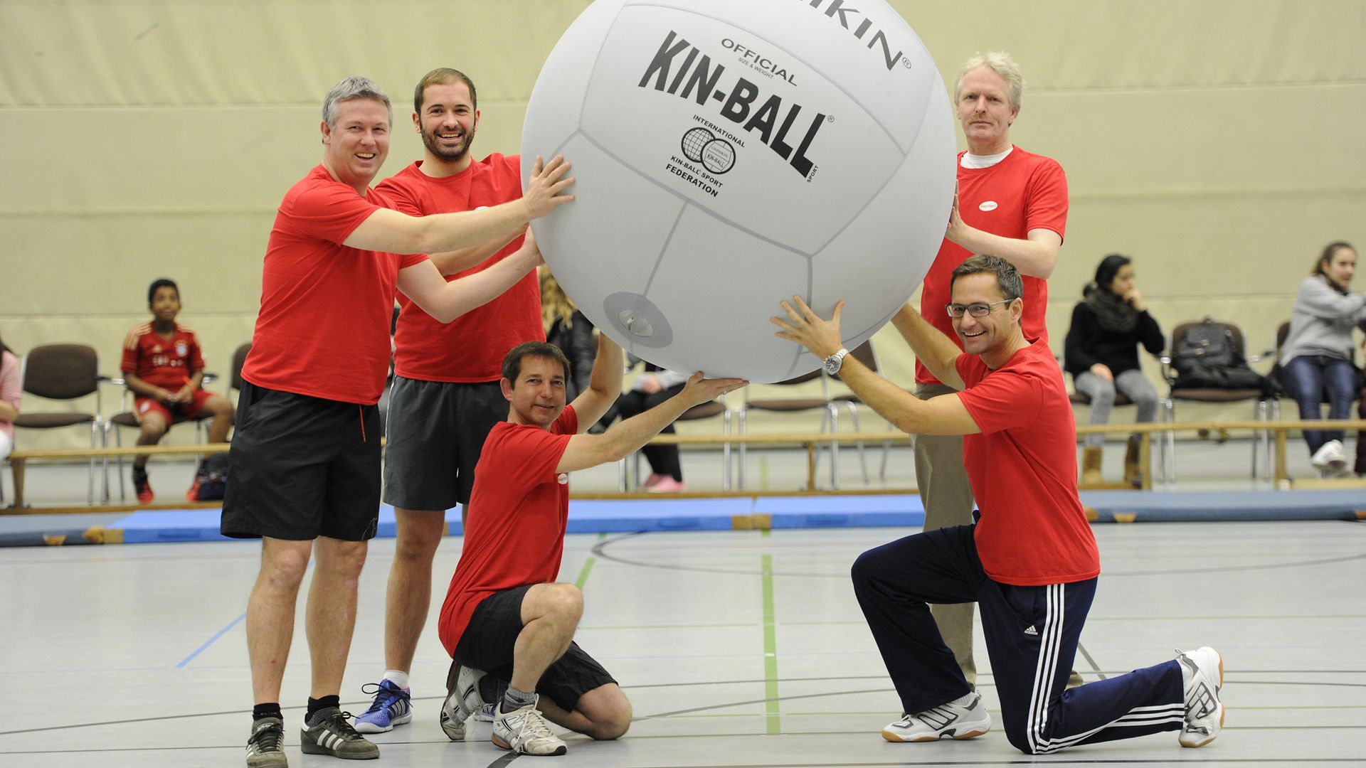 homas Geister, Corporate Vice President Global Market Research & Global Media (vorne rechts) und sein Team haben beim Kin-Ball-Turnier alles gegeben.